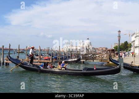Le gondole sono uno dei principali mezzi di trasporto della città italiana di Venezia Foto Stock