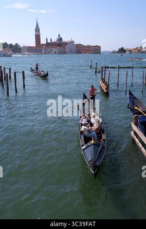 Le gondole sono uno dei principali mezzi di trasporto della città italiana di Venezia Foto Stock