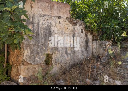 Il villaggio abbandonato di Kayaköy - città fantasma. Rovine di edifici nel punto di riferimento storico, vicino a Fethiye, Turchia Foto Stock
