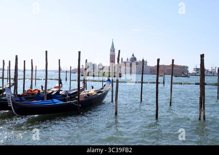 Le gondole sono uno dei principali mezzi di trasporto della città italiana di Venezia Foto Stock