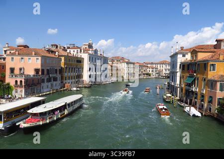 Canal grande, la via principale della città italiana di Venezia Foto Stock