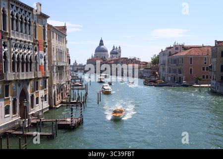 Canal grande, la via principale della città italiana di Venezia Foto Stock