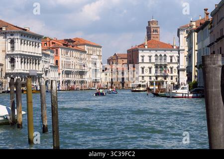Canal grande, la via principale della città italiana di Venezia Foto Stock