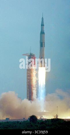 16 luglio 1969, Cape Canaveral, Florida, Stati Uniti: Il Saturn V SA-506 con gli astronauti e le attrezzature dell'Apollo 11 a bordo, decolla dal Launch Complex 39A al Kennedy Space Center di Cape Canaveral, Florida, mercoledì 16 luglio 1969. Lancerà la prima missione con equipaggio sulla Luna (Credit Image: © Ron Sachs/CNP via ZUMA Wire) Foto Stock