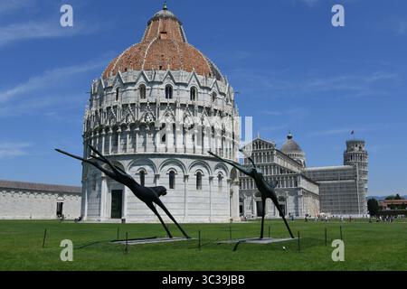 L'esposizione di due statue di cavallo di bronzo si trova in Piazza del Duomo presso la Cattedrale e il Campanile comunemente noto come la Torre Pendente di Pisa 2025. Foto Stock