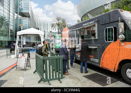 Anaheim, California, Stati Uniti - 01-19-2020: Una vista delle persone che aspettano in fila al camion del cibo Cut fuori dall'Anaheim Convention Center. Foto Stock