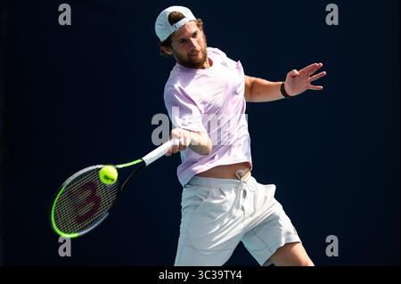 24 marzo 2021: Il portoghese Pedro Sousa colpisce in anticipo durante la sua sconfitta contro il francese Pierre-Hugues Herbert nel primo turno del Miami Open il 24 marzo 2021 sul terreno dell'Hard Rock Stadium di Miami Gardens, Florida. Mike Lawrence/CSM(immagine di credito: &Copy; Mike Lawrence/CSM tramite cavo ZUMA) Foto Stock