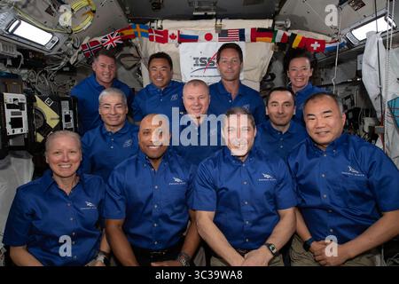 27 aprile 2021 - atmosfera terrestre - l'equipaggio di 11 membri a bordo della stazione spaziale Internazionale è in realtà una combinazione di tre diversi equipaggi. Nella seconda fila (da sinistra), ci sono gli astronauti SpaceX Crew-2 Shane Kimbrough della NASA, Akihiko Hoshide della Japan Aerospace Exploration Agency (JAXA), Thomas Pesquet dell'Agenzia spaziale europea e Megan McArthur della NASA. Arrivarono alla stazione il 24 aprile. Al centro, ci sono l'astronauta della NASA Mark Vande Hei e i cosmonauti Roscosmos Oleg Novitskiy e Pyotr Dubrov, che hanno guidato la nave dell'equipaggio Soyuz MS-18 al laboratorio orbitale il 9 aprile. Davanti Foto Stock