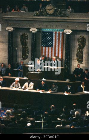18 giugno 1979, Washington, Distretto di Columbia, USA: Il presidente degli Stati Uniti Jimmy Carter si rivolge a una sessione congiunta del Congresso per riferire sul vertice SALT II di Vienna a seguito della firma di un trattato tra gli Stati Uniti e gli Stati Uniti d'America sulla limitazione delle armi offensive strategiche e dei documenti correlati con Leonid il'ich Brezhnev, Segretario generale e membro del Politburo, Partito Comunista dell'Unione Sovietica Comitato centrale e Presidente del Presidium del Soviet Supremo della Repubblica Socialista Sovietica Unita (U.S.R.) nella camera degli Stati Uniti del Campidoglio lunedì 18 giugno 1979 (Cre Foto Stock