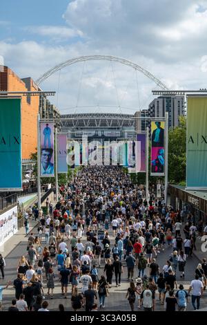 Londra, Regno Unito. 25 luglio 2025. I fan arrivano per il concerto degli Oasis di stasera allo stadio di Wembley, la prima volta che la band suona nella capitale per 16 anni. La band suonerà sette date da luglio a settembre al Wembley Stadium come parte del loro Live '25 Tour, con lo spettacolo finale il 28 settembre. Crediti: Stephen Chung / Alamy Live News Foto Stock