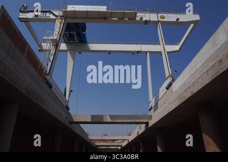 30 aprile 2021, Lima, Lima, Perù: Una gru ponte sul tunnel della metropolitana di Lima. Il gigantesco apparato aiuta a scavare 27 chilometri attraverso la città da est a ovest. (Immagine di credito: © Carlos Garcia Granthon/ZUMA Wire) Foto Stock