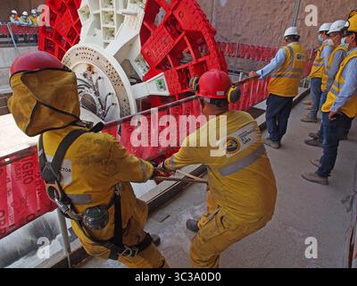 30 aprile 2021, Lima, Lima, Perù: Lavoratori della metropolitana di Lima che supervisionano l'installazione della testa di taglio rotante della macchina per la perforazione. Il gigantesco apparato scaverà 27 chilometri attraverso la città da est a ovest. (Immagine di credito: © Carlos Garcia Granthon/ZUMA Wire) Foto Stock