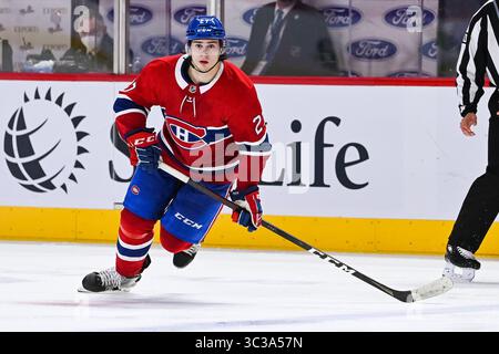 1 maggio 2021: Guardate il difensore dei Montreal Canadiens Alexander Romanov (27) durante la partita degli Ottawa Senators contro i Montreal Canadiens al Bell Centre di Montreal, Quebec. David Kirouac/CSM(immagine di credito: &Copy; David Kirouac/CSM tramite cavo ZUMA) Foto Stock