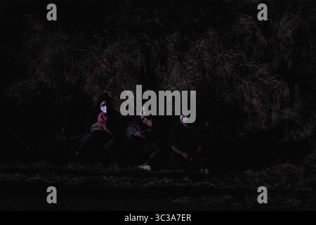 30 aprile 2021, Roma, Texas, Stati Uniti: I migranti aspettano in strada per arrendersi alla pattuglia di frontiera degli Stati Uniti. Richiedenti asilo migranti attraversano illegalmente il fiume Rio grande dal Messico a Roma, Texas. Richiedenti asilo migranti attraversano illegalmente il fiume Rio grande a Roma, Texas. (Immagine di credito: © Allison Dinner/ZUMA Wire) Foto Stock