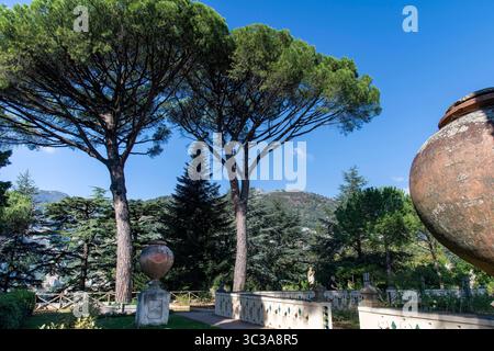Ravello, Italia - 4 novembre 2024; giardini paesaggistici e decorati di Villa Cimbrone su una collina lungo la Costiera Amalfitana Foto Stock