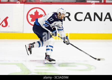 3 maggio 2021: I Winnipeg Jets Adam Lowry (17) accelerano con il puck durante la partita di NHL tra i Winnipeg Jets e gli Ottawa Senators al Canadian Tire Centre di Ottawa, Canada. Daniel Lea/CSM.(immagine di credito: &Copy; Daniel Lea/CSM tramite cavo ZUMA) Foto Stock