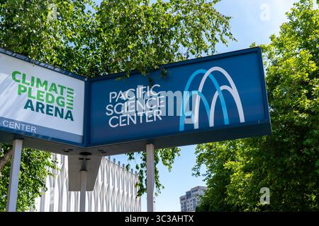 Un cartello con la Climate Pledge Arena e il Pacific Science Center sulla 2nd Ave N a Seattle, WA, USA. Foto Stock