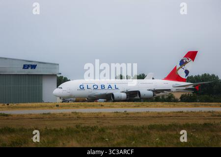 Dresda - Elba Flugzeugwerke verabschieden sich von Mega-Airbus: A380 startet in Richtung Frankreich 16.07.2025 gegen 14,10 Uhr Flughafen Dresden Mitarbeiter der Elbe Flugzeugwerke haben sich am Mittwoch nach der Wartung des A380 der Global Airlines von dem Mega-Airbus verabschiedet. AM frühen Nachmittag startete die Maschine vom Flughafen Dresden aus in Richtung Frankreich. SIE soll gegen 16 Uhr auf dem Flughafen Tarbes im Südwesten Frankreichs landen, Wo der A380 dann geparkt wird. Der Flughafen Lourdes wird seit einigen Jahren immer stärker als Flugzeugfriedhof genutzt, auf dem Flugzeuge wä Foto Stock