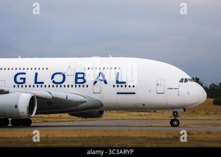Dresda - Elba Flugzeugwerke verabschieden sich von Mega-Airbus: A380 startet in Richtung Frankreich 16.07.2025 gegen 14,10 Uhr Flughafen Dresden Mitarbeiter der Elbe Flugzeugwerke haben sich am Mittwoch nach der Wartung des A380 der Global Airlines von dem Mega-Airbus verabschiedet. AM frühen Nachmittag startete die Maschine vom Flughafen Dresden aus in Richtung Frankreich. SIE soll gegen 16 Uhr auf dem Flughafen Tarbes im Südwesten Frankreichs landen, Wo der A380 dann geparkt wird. Der Flughafen Lourdes wird seit einigen Jahren immer stärker als Flugzeugfriedhof genutzt, auf dem Flugzeuge wä Foto Stock