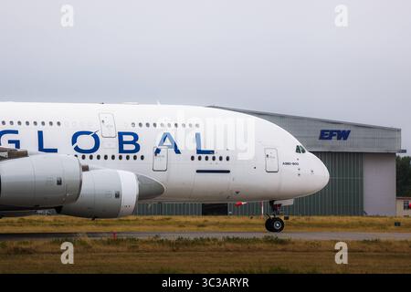 Dresda - Elba Flugzeugwerke verabschieden sich von Mega-Airbus: A380 startet in Richtung Frankreich 16.07.2025 gegen 14,10 Uhr Flughafen Dresden Mitarbeiter der Elbe Flugzeugwerke haben sich am Mittwoch nach der Wartung des A380 der Global Airlines von dem Mega-Airbus verabschiedet. AM frühen Nachmittag startete die Maschine vom Flughafen Dresden aus in Richtung Frankreich. SIE soll gegen 16 Uhr auf dem Flughafen Tarbes im Südwesten Frankreichs landen, Wo der A380 dann geparkt wird. Der Flughafen Lourdes wird seit einigen Jahren immer stärker als Flugzeugfriedhof genutzt, auf dem Flugzeuge wä Foto Stock