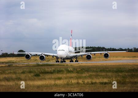 Dresda - Elba Flugzeugwerke verabschieden sich von Mega-Airbus: A380 startet in Richtung Frankreich 16.07.2025 gegen 14,10 Uhr Flughafen Dresden Mitarbeiter der Elbe Flugzeugwerke haben sich am Mittwoch nach der Wartung des A380 der Global Airlines von dem Mega-Airbus verabschiedet. AM frühen Nachmittag startete die Maschine vom Flughafen Dresden aus in Richtung Frankreich. SIE soll gegen 16 Uhr auf dem Flughafen Tarbes im Südwesten Frankreichs landen, Wo der A380 dann geparkt wird. Der Flughafen Lourdes wird seit einigen Jahren immer stärker als Flugzeugfriedhof genutzt, auf dem Flugzeuge wä Foto Stock