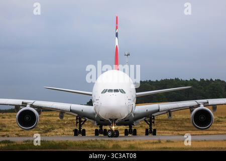 Dresda - Elba Flugzeugwerke verabschieden sich von Mega-Airbus: A380 startet in Richtung Frankreich 16.07.2025 gegen 14,10 Uhr Flughafen Dresden Mitarbeiter der Elbe Flugzeugwerke haben sich am Mittwoch nach der Wartung des A380 der Global Airlines von dem Mega-Airbus verabschiedet. AM frühen Nachmittag startete die Maschine vom Flughafen Dresden aus in Richtung Frankreich. SIE soll gegen 16 Uhr auf dem Flughafen Tarbes im Südwesten Frankreichs landen, Wo der A380 dann geparkt wird. Der Flughafen Lourdes wird seit einigen Jahren immer stärker als Flugzeugfriedhof genutzt, auf dem Flugzeuge wä Foto Stock