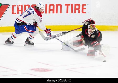 5 maggio 2021: Il portiere degli Ottawa Senators Anton Forsberg (31) ha colto fuori dalla sua rete disperatamente raggiunge il puck contro i Montreal Canadiens Josh Anderson (17) durante la partita di NHL tra i Montreal Canadiens e gli Ottawa Senators al Canadian Tire Centre di Ottawa, Canada. Daniel Lea/CSM.(immagine di credito: &Copy; Daniel Lea/CSM tramite cavo ZUMA) Foto Stock