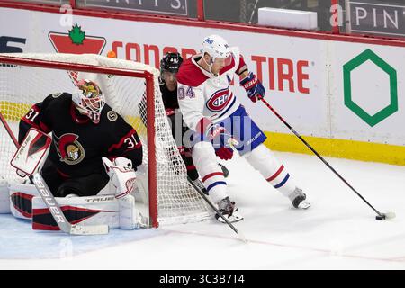 5 maggio 2021: Montreal Canadiens Corey Perry (94) controlla il disco mentre affollano i senatori di Ottawa Jacob Bernard-Docker (48). Anton Forsberg (31), portiere degli Ottawa Senators, guarda durante la partita della NHL tra i Montreal Canadiens e gli Ottawa Senators al Canadian Tire Centre di Ottawa, Canada. Daniel Lea/CSM.(immagine di credito: &Copy; Daniel Lea/CSM tramite cavo ZUMA) Foto Stock