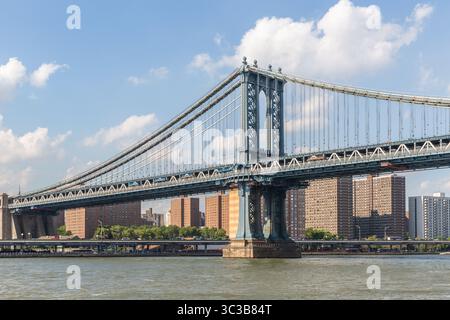 Il molo nord del ponte di Manhattan, visto dall'East River Foto Stock