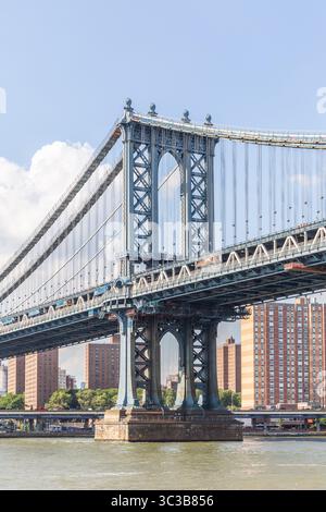 Il molo nord del ponte di Manhattan, visto dall'East River Foto Stock