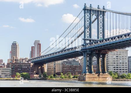 Il molo nord del ponte di Manhattan, visto dall'East River Foto Stock