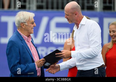 Praga, Repubblica Ceca. 25 luglio 2025. Il vincitore di Wimbledon Jan Kodes alla cerimonia in cui ha ricevuto la medaglia Karel Kozeluh per i suoi servizi allo sviluppo del tennis ceco, all'interno del WTA Livesport Prague Open 2025 semifinali di singolare femminile sui campi del TK Sparta Praga, a Praga, Repubblica Ceca, il 25 luglio 2025. Il premio è consegnato da un allenatore di tennis ed ex tennista professionista Petr Pala (a destra). Crediti: Michal Kamaryt/CTK Photo/Alamy Live News Foto Stock