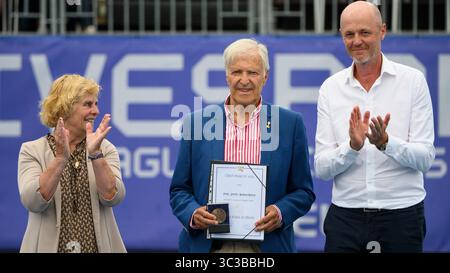Praga, Repubblica Ceca. 25 luglio 2025. Il vincitore di Wimbledon Jan Kodes alla cerimonia in cui ha ricevuto la medaglia Karel Kozeluh per i suoi servizi allo sviluppo del tennis ceco, all'interno del WTA Livesport Prague Open 2025 semifinali di singolare femminile sui campi del TK Sparta Praga, a Praga, Repubblica Ceca, il 25 luglio 2025. Il premio è consegnato da un allenatore di tennis ed ex tennista professionista Petr Pala (a destra). A sinistra Mirka Bendlova-Kozeluhova, membro della squadra vincitrice della Coppa della Federazione 1975. Crediti: Michal Kamaryt/CTK Photo/Alamy Live News Foto Stock
