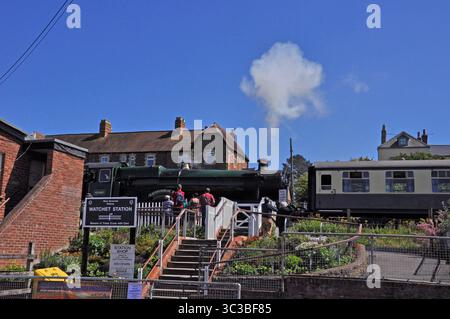 'Raveningham Hall', una Great Western Railway, 4-6-0 locomotiva modificata di classe Hall presa alla stazione di Watchet sulla West Somerset Railway nella primavera del 2014. Foto Stock