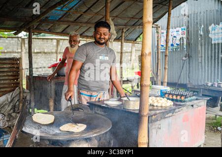 Gli chef bengalesi locali stanno preparando cibo in un ristorante tradizionale Foto Stock