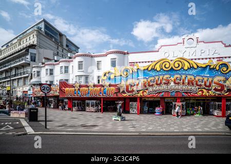 Sale giochi durante le vacanze estive a Marine Parade, Southend-on-Sea, Essex Foto Stock