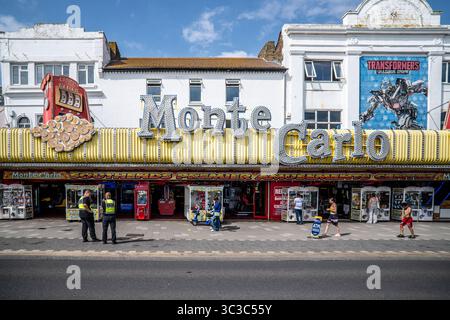 Sale giochi durante le vacanze estive a Marine Parade, Southend-on-Sea, Essex Foto Stock