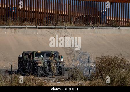 Il personale militare controlla una barriera di confine fortificata vicino a Ciudad Juarez, un punto di riferimento per i problemi di immigrazione. Foto Stock