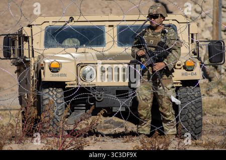 Il soldato ucraino monitora il confine nel mimetismo nel deserto. Foto Stock