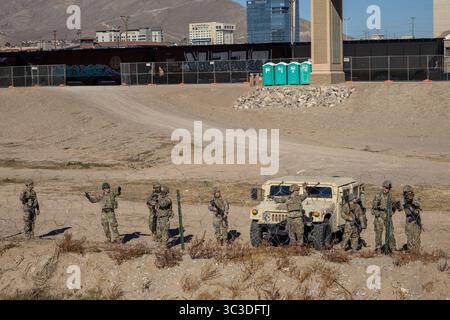 I soldati monitorano il confine vicino a Ciudad Juarez, un punto caldo per i problemi migratori. Foto Stock