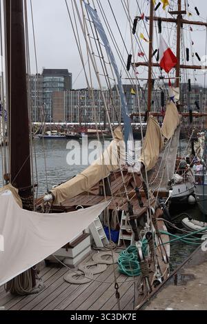 Aberdeen, Scozia, 19 luglio 2025 alberi e sartiame di una nave alta Foto Stock