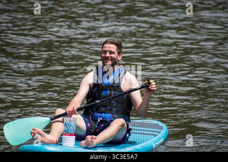 Oakley, UT, Stati Uniti – 20 luglio 2025: Un uomo pedalò attraverso l'acqua a Smith e Morehouse Reservoir. Smith and Morehouse Reservoir si trova nello Utah. Foto Stock