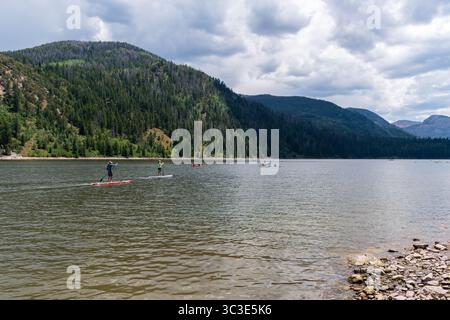 Summit County, Utah - 20 luglio 2025: Persone in kayak e paddleboard sul lago artificiale Smith e Morehouse durante un'escursione estiva sulle montagne Uinta. Foto Stock