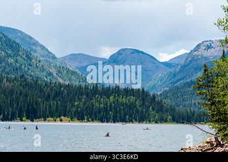 Summit County, Utah - 20 luglio 2025: Persone in kayak e paddleboard sul lago artificiale Smith e Morehouse durante un'escursione estiva sulle montagne Uinta. Foto Stock