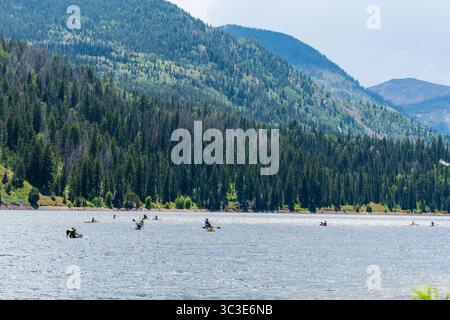 Summit County, Utah - 20 luglio 2025: Persone in kayak e paddleboard sul lago artificiale Smith e Morehouse durante un'escursione estiva sulle montagne Uinta. Foto Stock