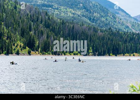Summit County, Utah - 20 luglio 2025: Persone in kayak e paddleboard sul lago artificiale Smith e Morehouse durante un'escursione estiva sulle montagne Uinta. Foto Stock