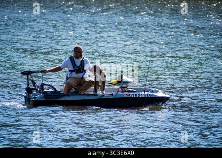 Oakley, Utah - 20 luglio 2025: Un uomo e il suo cane viaggiano insieme su una piccola barca a Smith and Morehouse Reservoir. Foto Stock