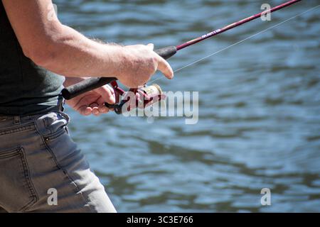 Oakley, Utah - 20 luglio 2025: Un uomo pesca da solo sulla Smith and Morehouse Reservoir, circondato dalla quiete estiva nelle Uinta Mountains. Foto Stock