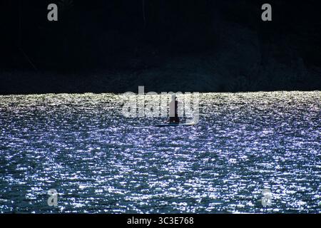 Summit County, Utah - 20 luglio 2025: Un uomo pedala sull'acqua a Smith e Morehouse Reservoir. Foto Stock