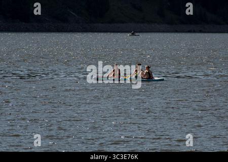 Oakley, Utah - 20 luglio 2025: Le persone pagaiano attraverso le calme acque di Smith e Morehouse Reservoir durante un'escursione estiva. Foto Stock